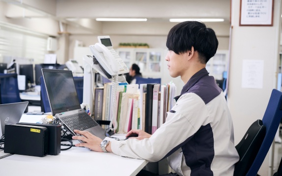 原稿執筆の様子